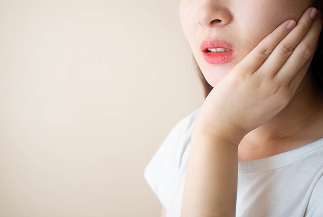 親知らずが痛む女性